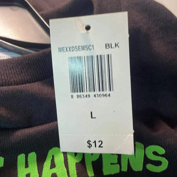 NWT “what happens under the mistletoe stays under the mistletoe”  shirt  large - Picture 4 of 4